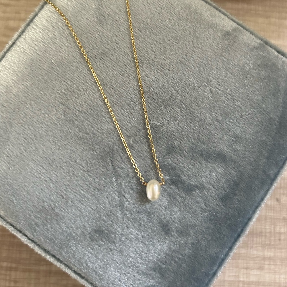 Small pearl necklace